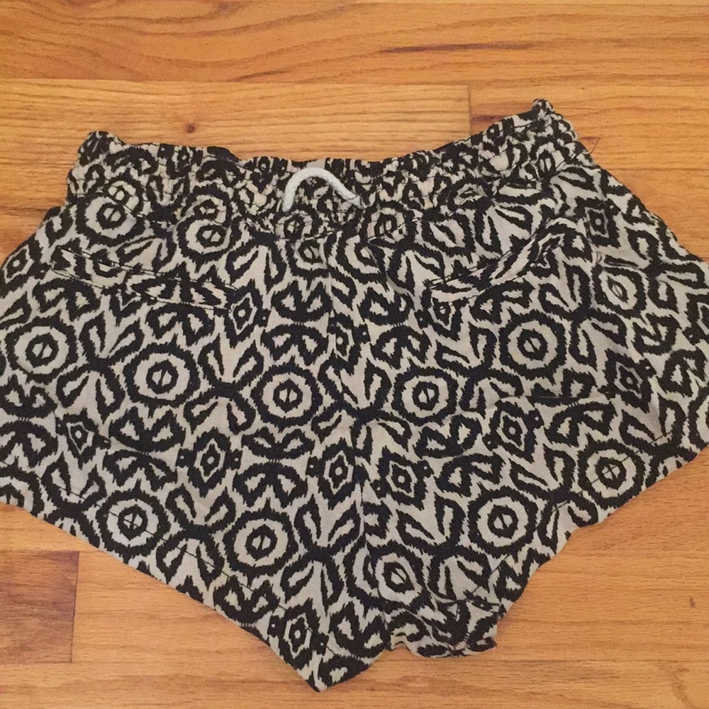 Loose-fitted black and tan shorts - Picture 2 of 6
